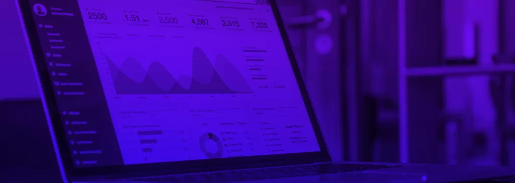 Laptop exibindo dados analíticos com gráficos e estatísticas em um design moderno com iluminação roxa. Análise de dados e visualização de resultados em destaque.